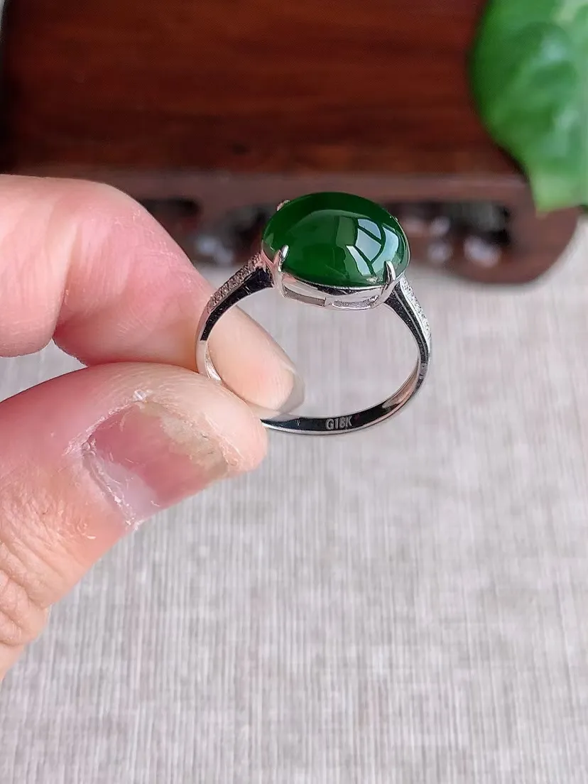 天然A货翡翠18K金伴钻镶嵌满绿蛋面戒指 圈口17.4裸石尺寸11×8mm 重量1.91g 0415