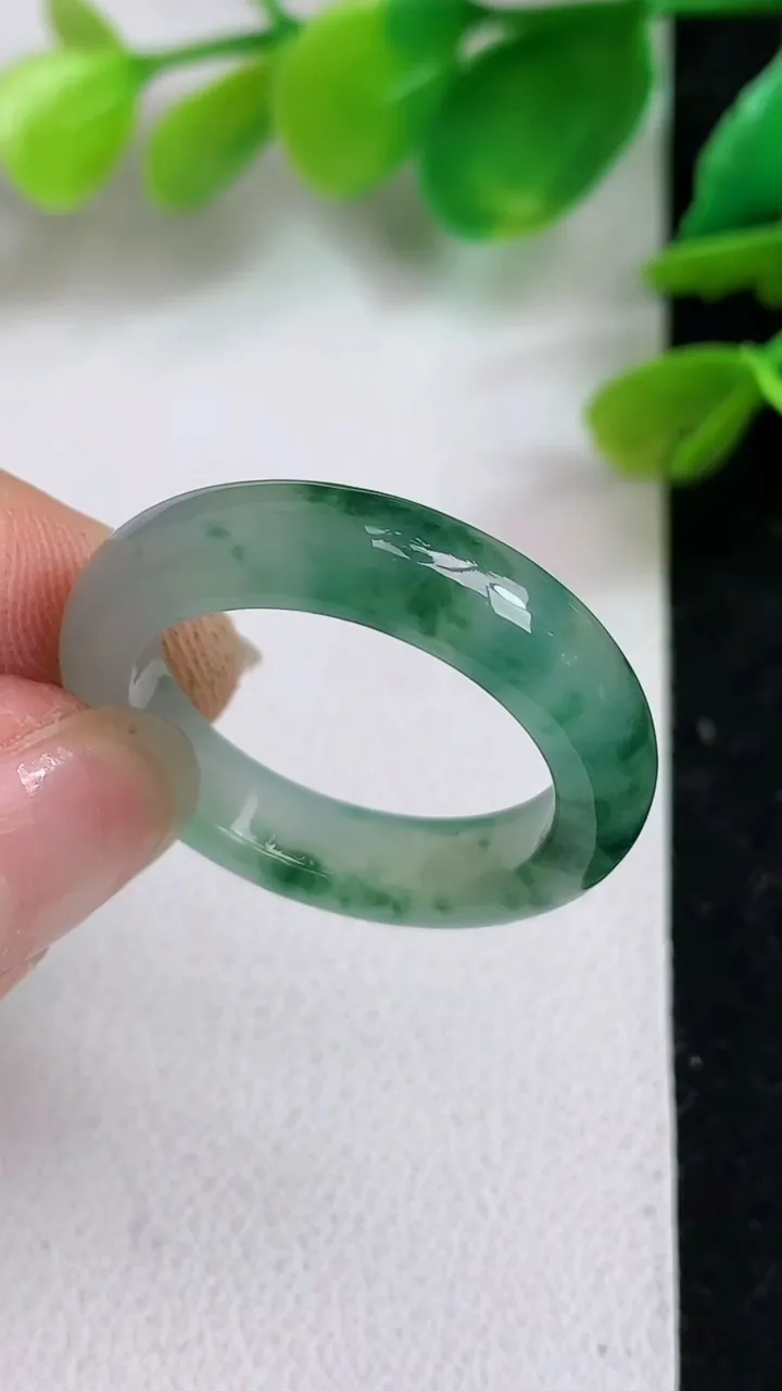 天然A货翡翠飘花指环戒指，尺寸19.2-4.2-5.6，重:4.45g2025年4月20日
工厂直销收藏佳品,种好水足，色泽均匀，有种有色，上手高大气！