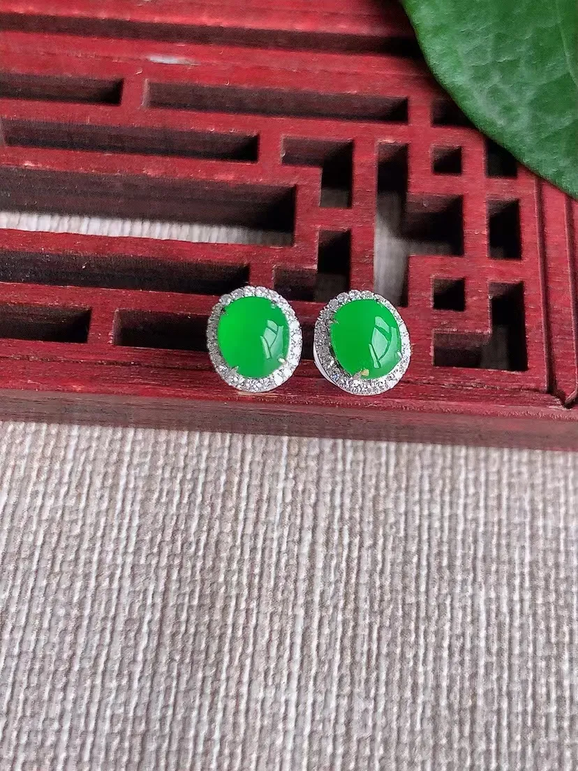 天然A货翡翠18K金伴钻镶嵌阳绿蛋面耳钉 尺寸5.3×4.3mm 重量1.20g 0420