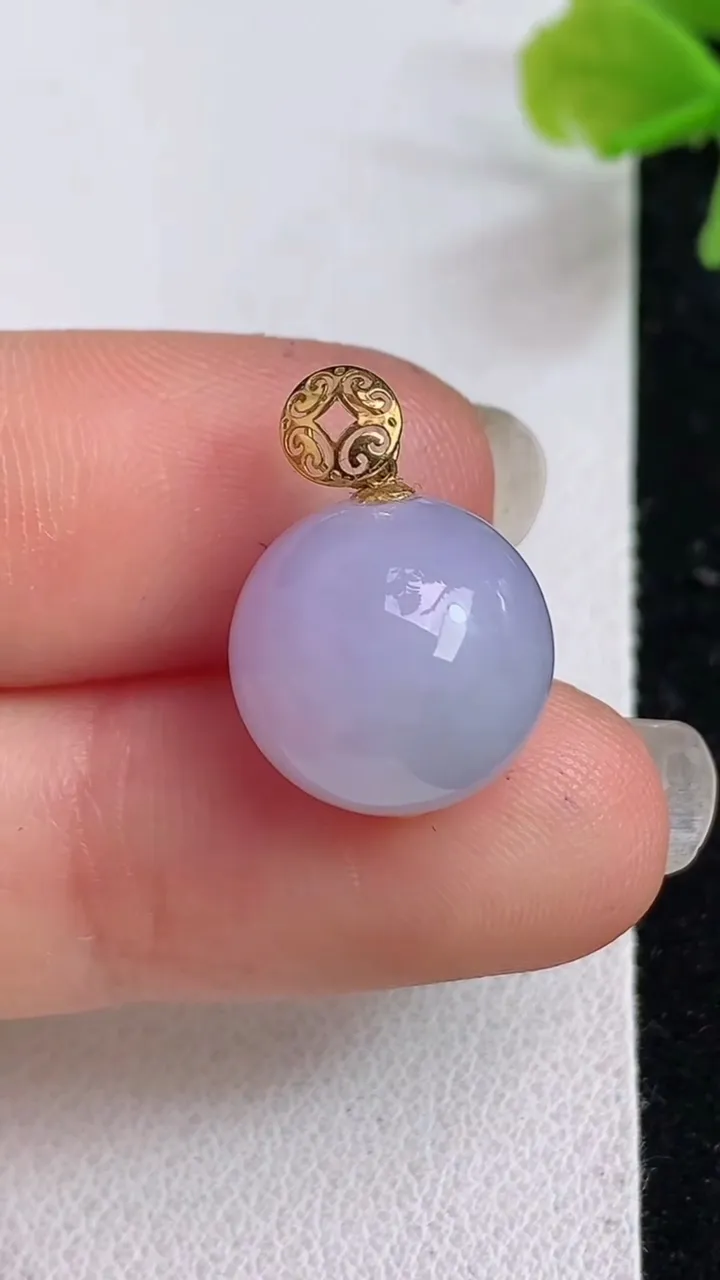 天然A货翡翠18k金紫罗兰圆珠吊坠，尺寸12.8，重量:3.76g4月23日
工厂直销收藏佳品,种好水足，色泽均匀，有种有色，上手高大气！