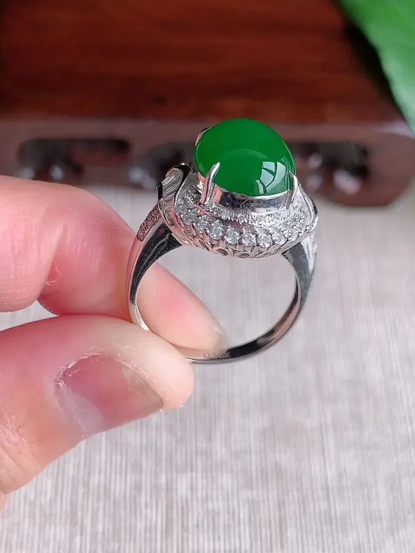 天然A货翡翠18K金伴钻镶嵌阳绿蛋面戒指 圈口17.7裸石尺寸12×10mm 重量5.60g 0420