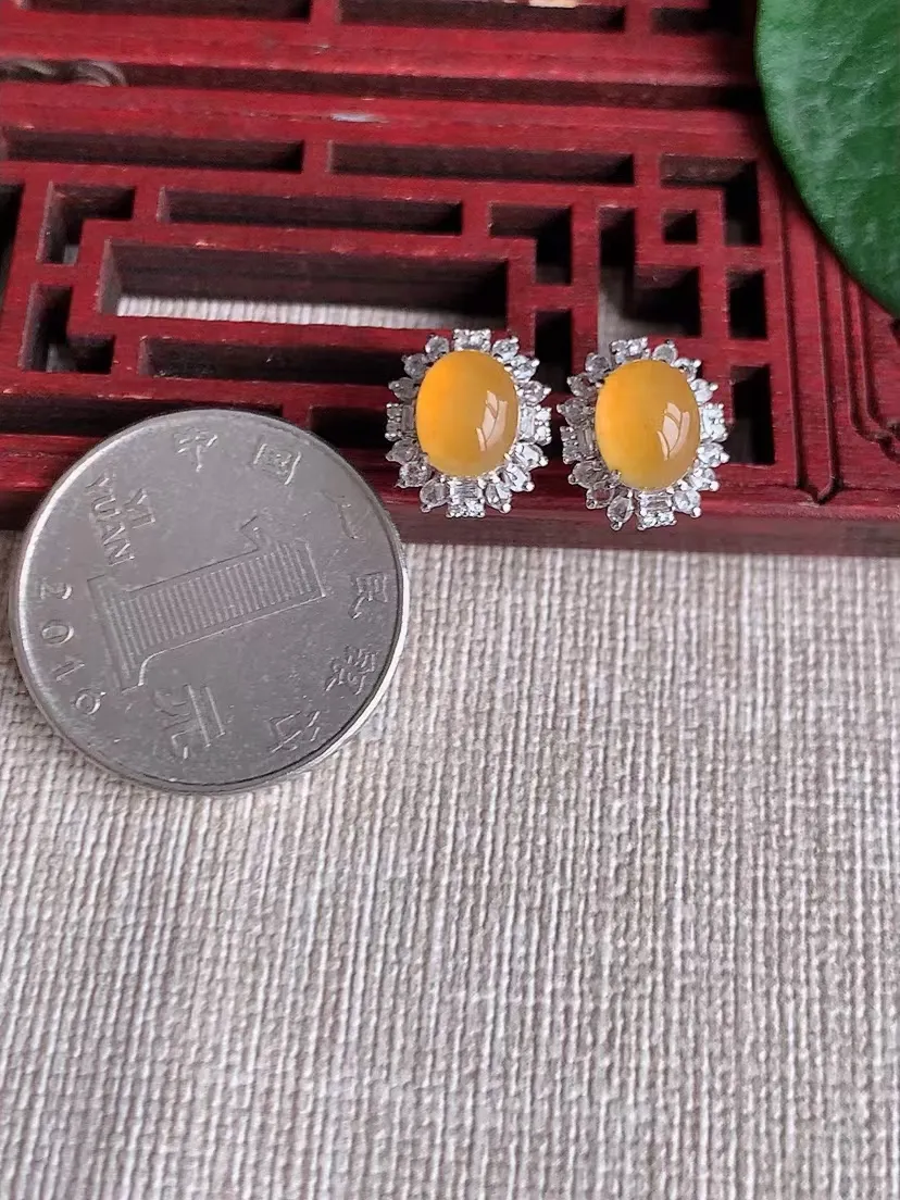 天然A货翡翠18K金伴钻镶嵌黄翡蛋面耳钉 尺寸7.6×6.3mm 重量2.70g 0420