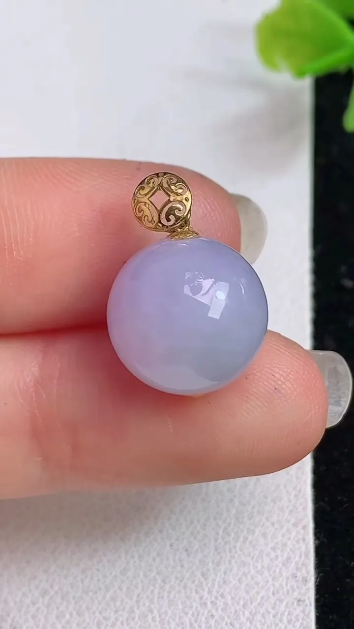 天然A货翡翠18k金紫罗兰圆珠吊坠，尺寸12.8，重量:3.76g4月23日
工厂直销收藏佳品,种好水足，色泽均匀，有种有色，上手高大气！