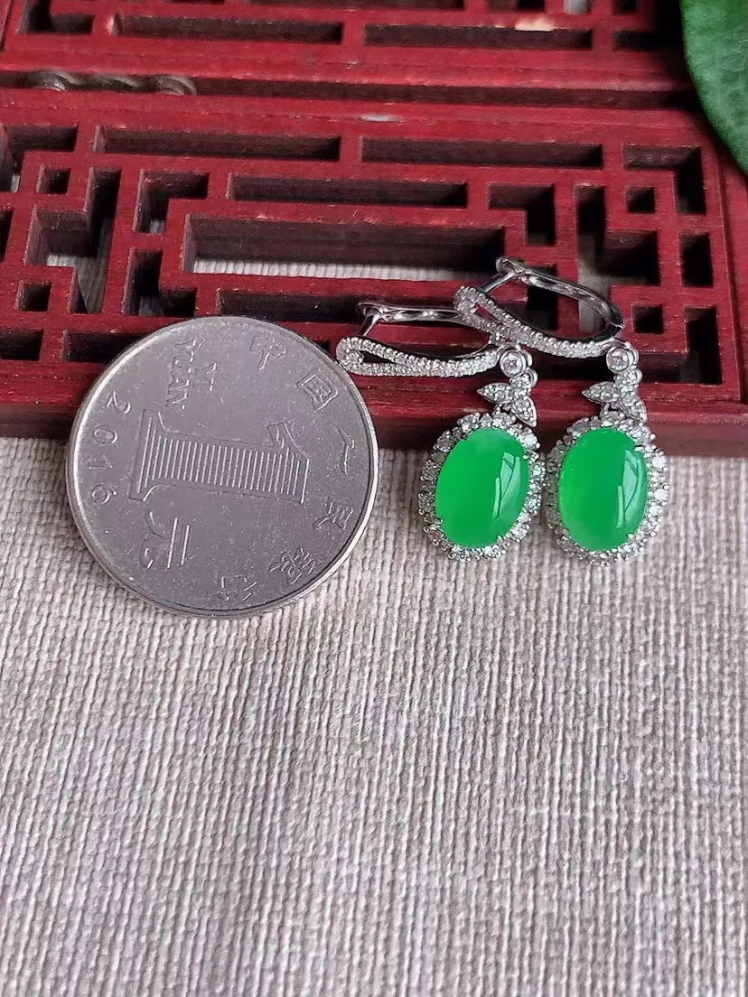 天然A货翡翠18K金伴钻镶嵌阳绿蛋面耳坠 尺寸9.4×6.8×6.4mm 重量3.87g 0420