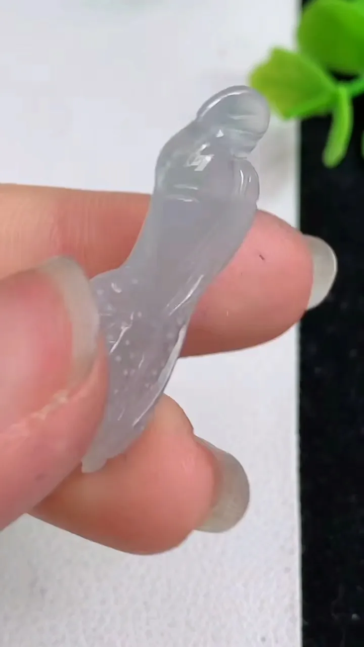 天然A货翡翠冰种白月光白菜吊坠，尺寸33.3-12-9.4，重量:4.80g
4月23日