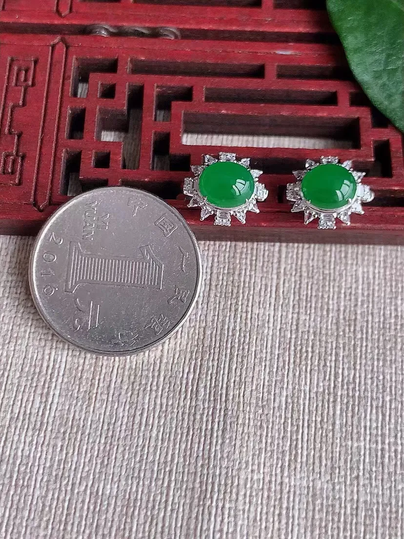 天然A货翡翠18K金伴钻镶嵌阳绿蛋面耳坠 尺寸7.5×6.6mm 重量3.07g 0420