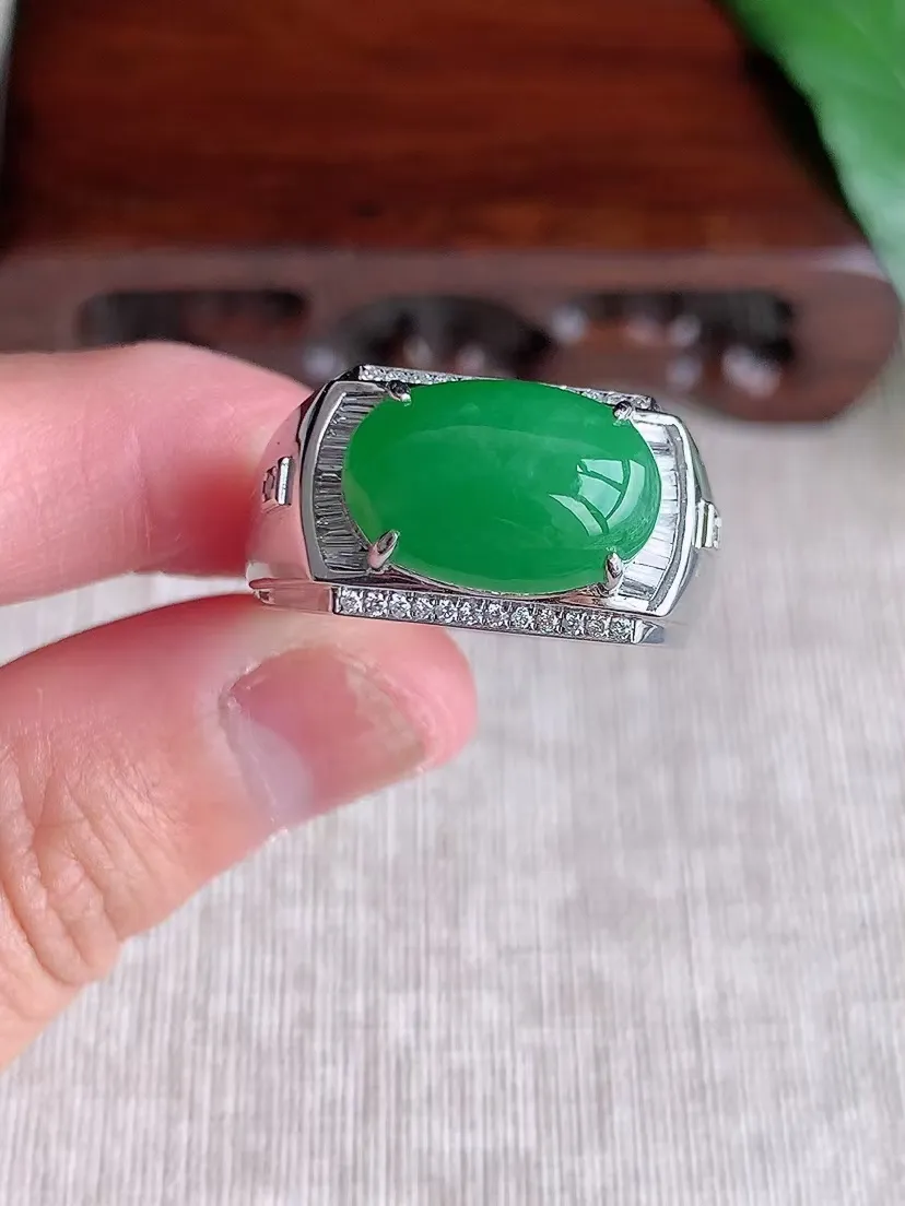 天然A货翡翠18K金伴钻镶嵌满绿蛋面戒指 圈口20.4裸石尺寸14.3×9.2mm 重量10.88g 0420