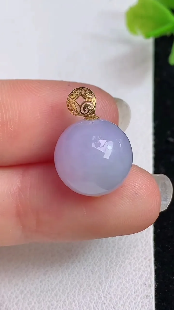 天然A货翡翠18k金紫罗兰圆珠吊坠，尺寸12.8，重量:3.76g4月23日
工厂直销收藏佳品,种好水足，色泽均匀，有种有色，上手高大气！