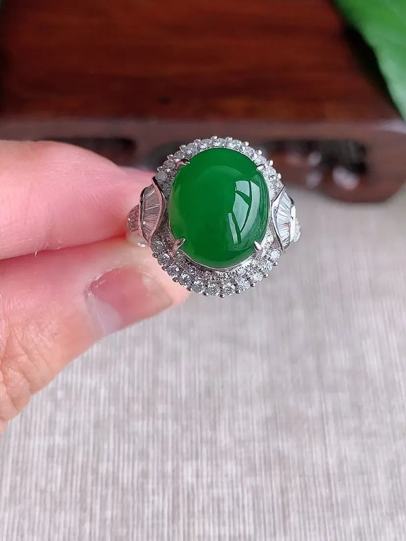 天然A货翡翠18K金伴钻镶嵌阳绿蛋面戒指 圈口17.7裸石尺寸12×10mm 重量5.60g 0420