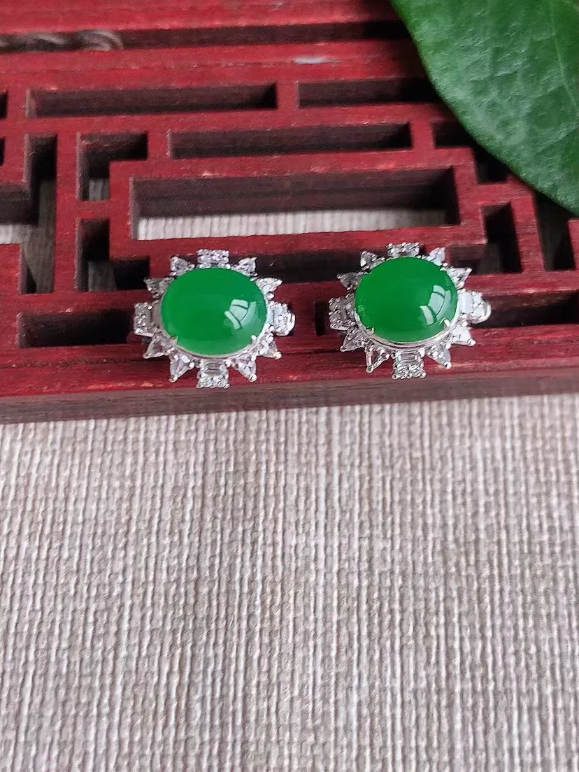 天然A货翡翠18K金伴钻镶嵌阳绿蛋面耳坠 尺寸7.5×6.6mm 重量3.07g 0420