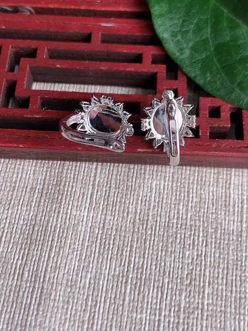 天然A货翡翠18K金伴钻镶嵌阳绿蛋面耳坠 尺寸7.5×6.6mm 重量3.07g 0420
