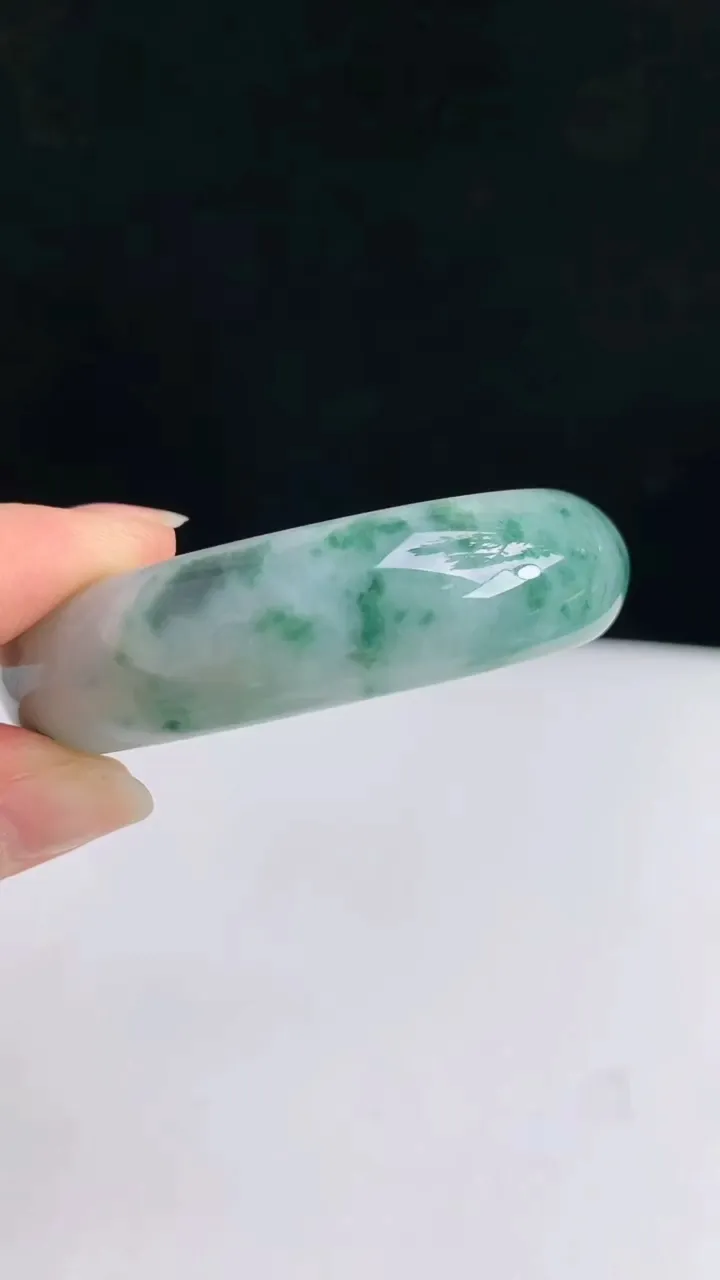 圈口54-55翡翠a货飘花贵妃手镯尺寸54.5-15.2-6.2，重:42.77g4月24日