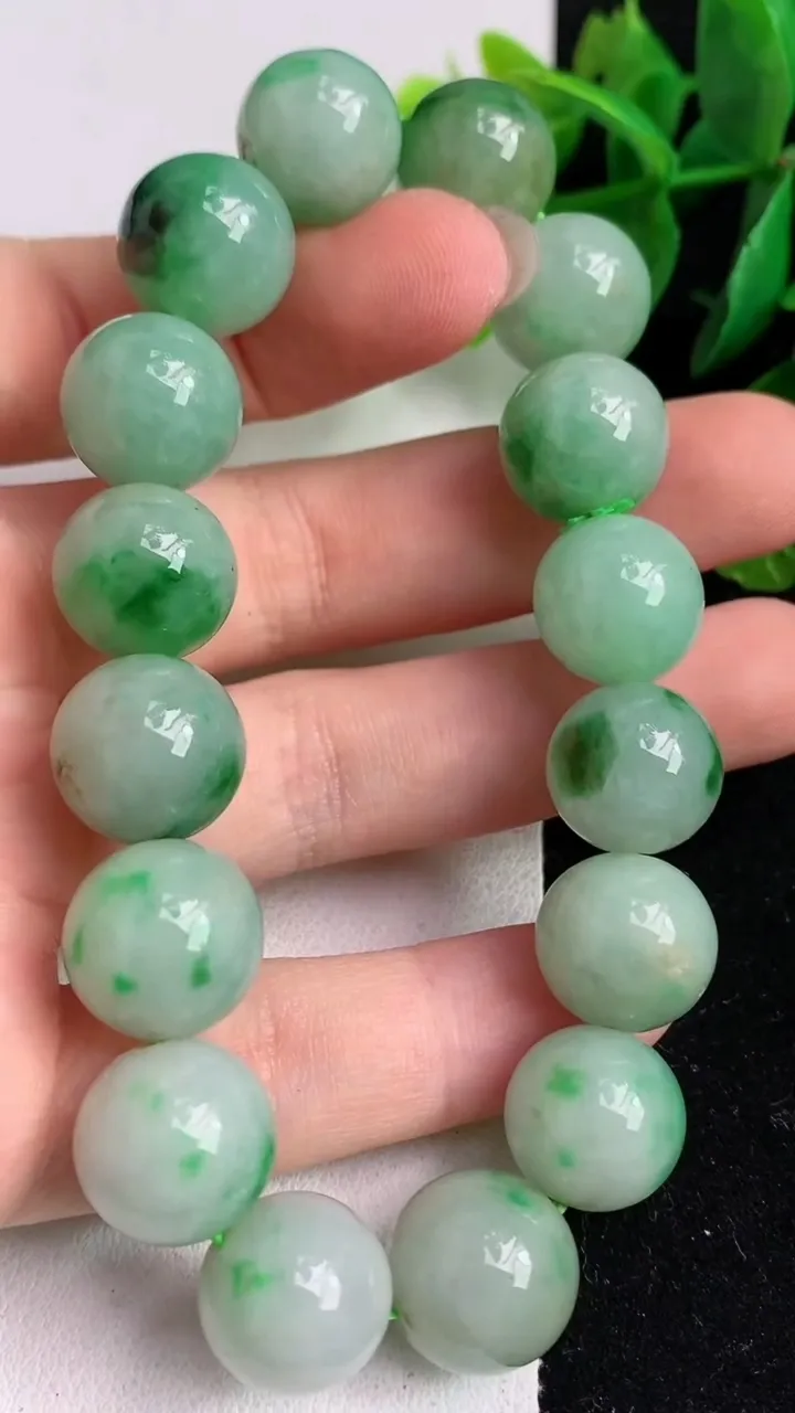 天然A货翡翠圆珠手串，尺寸12.8，重:55.98g4月24日
工厂直销收藏佳品,种好水足，色泽均匀，有种有色，上手高大气！