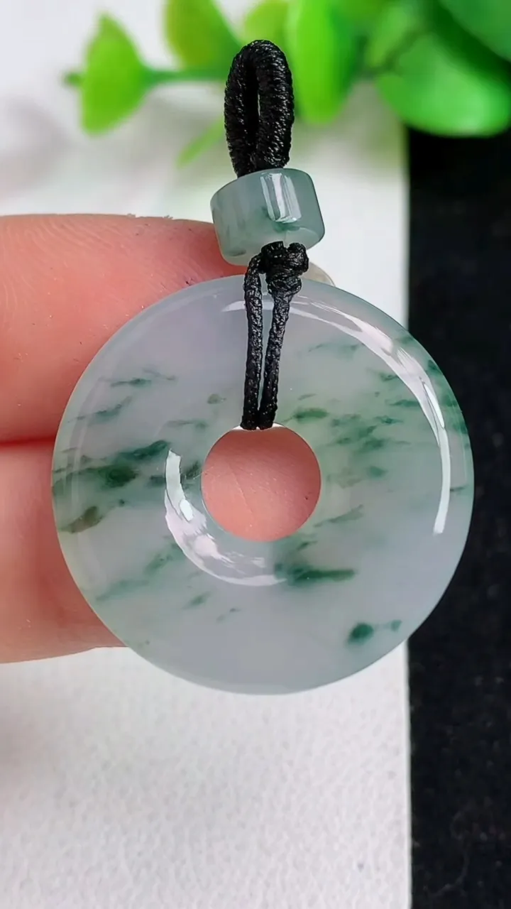 天然A货翡翠冰种飘花平安环吊坠，尺寸26-3.7，重:4.70g
4月24日