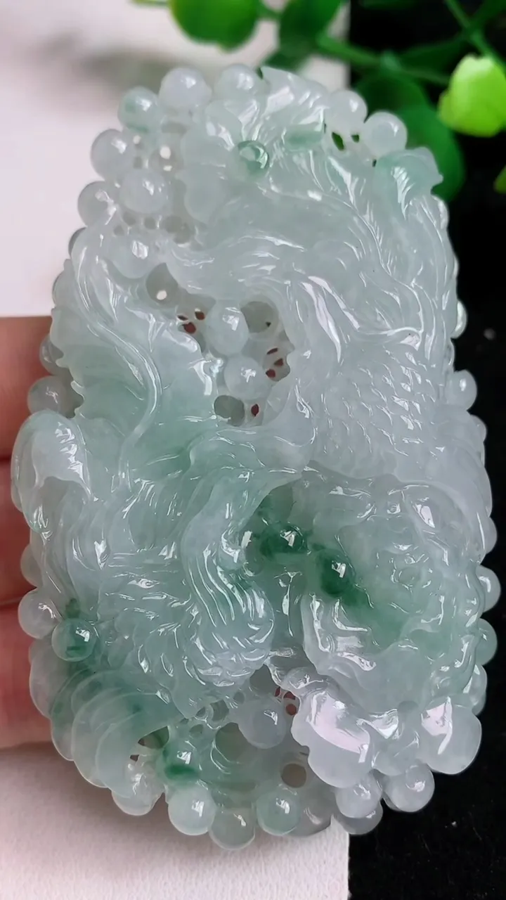 天然A货翡翠飘花凤凰吊坠，尺寸82.7-51.3-13，重:95.23g
4月24日
