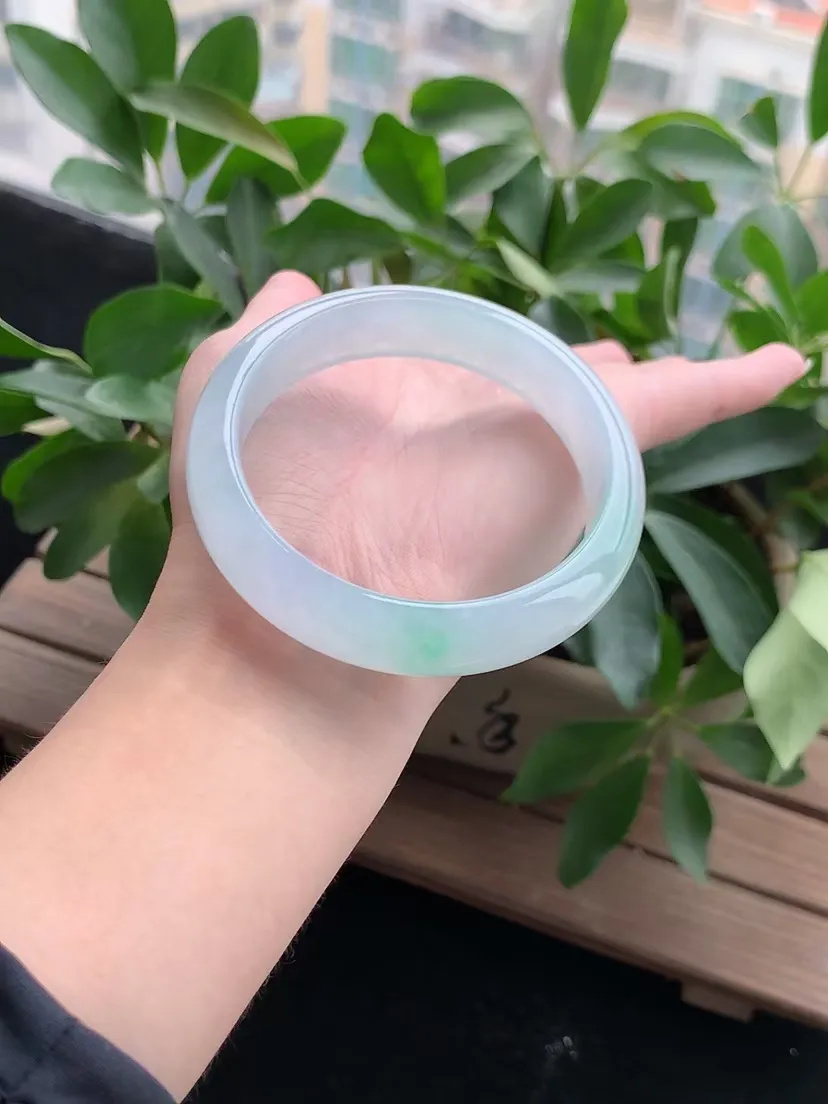 天然A货翡翠飘绿正装正圈手镯59-60大圈口尺寸59.7×14.4×8mm 重量67.80g 0420