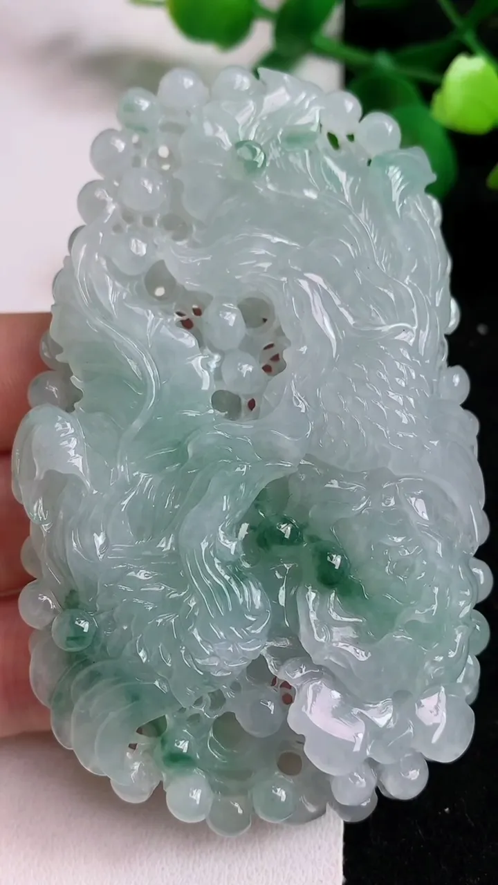 天然A货翡翠飘花凤凰吊坠，尺寸82.7-51.3-13，重:95.23g
4月24日