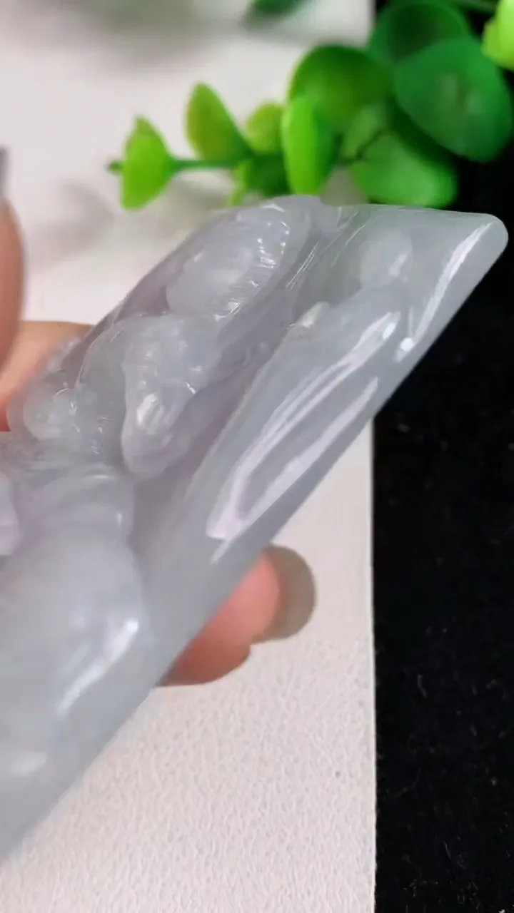 天然A货翡翠飘花普贤菩萨吊坠，尺寸66-41.2-8.8，重:49.94g
4月24日