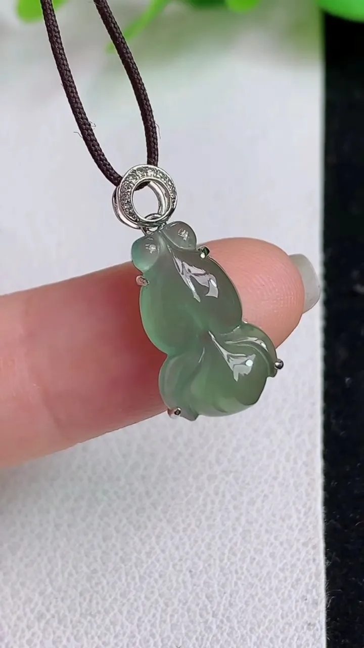 天然A货翡翠年年有余 金鱼吊坠，尺寸15.2-9.7-4.7，重:1.32g
4月24日