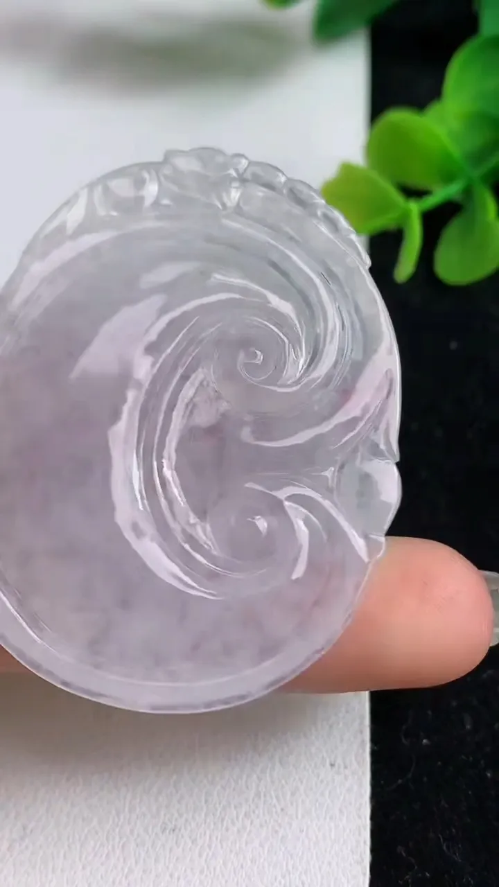 天然A货翡翠冰种白月光如意吊坠，尺寸49.8-39.3-4.7，重量:15.54g
4月24日