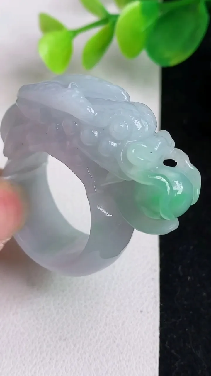 天然A货翡翠龙头扳指 戒指，尺寸16-41-40，重:26.40g2025年4月24日
工厂直销收藏佳品,种好水足，色泽均匀，有种有色，上手高大气！