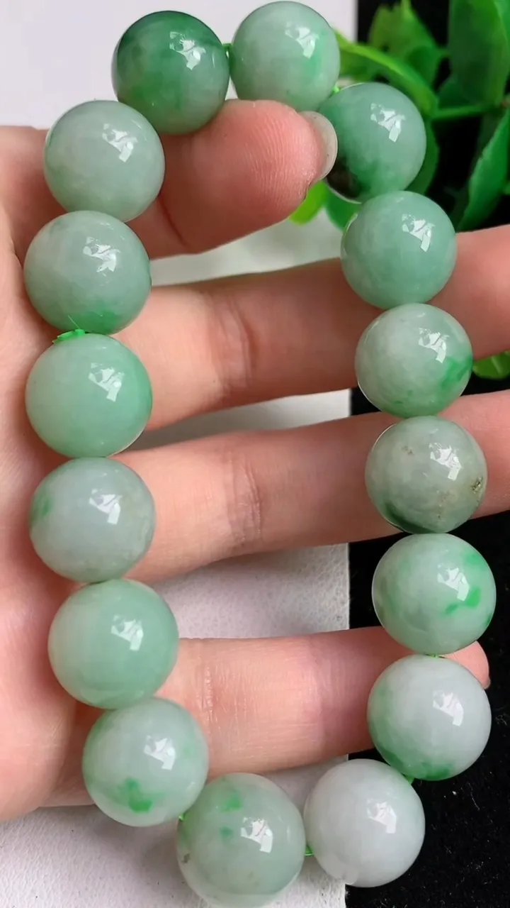 天然A货翡翠圆珠手串，尺寸12.8，重:55.98g4月24日
工厂直销收藏佳品,种好水足，色泽均匀，有种有色，上手高大气！