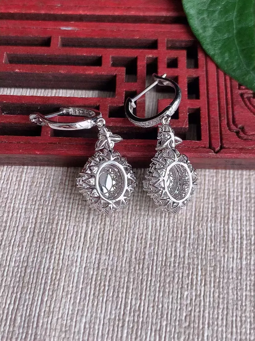 天然A货翡翠18K金伴钻镶嵌阳绿蛋面耳坠 尺寸7.2×6×8mm 重量4.80g 0420