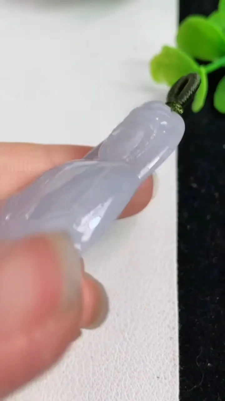 天然A货翡翠冰种白月光观音菩萨吊坠，尺寸49-32-5.4，重量:15.67g
4月24日
