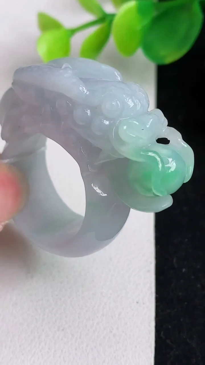 天然A货翡翠龙头扳指 戒指，尺寸16-41-40，重:26.40g2025年4月24日
工厂直销收藏佳品,种好水足，色泽均匀，有种有色，上手高大气！