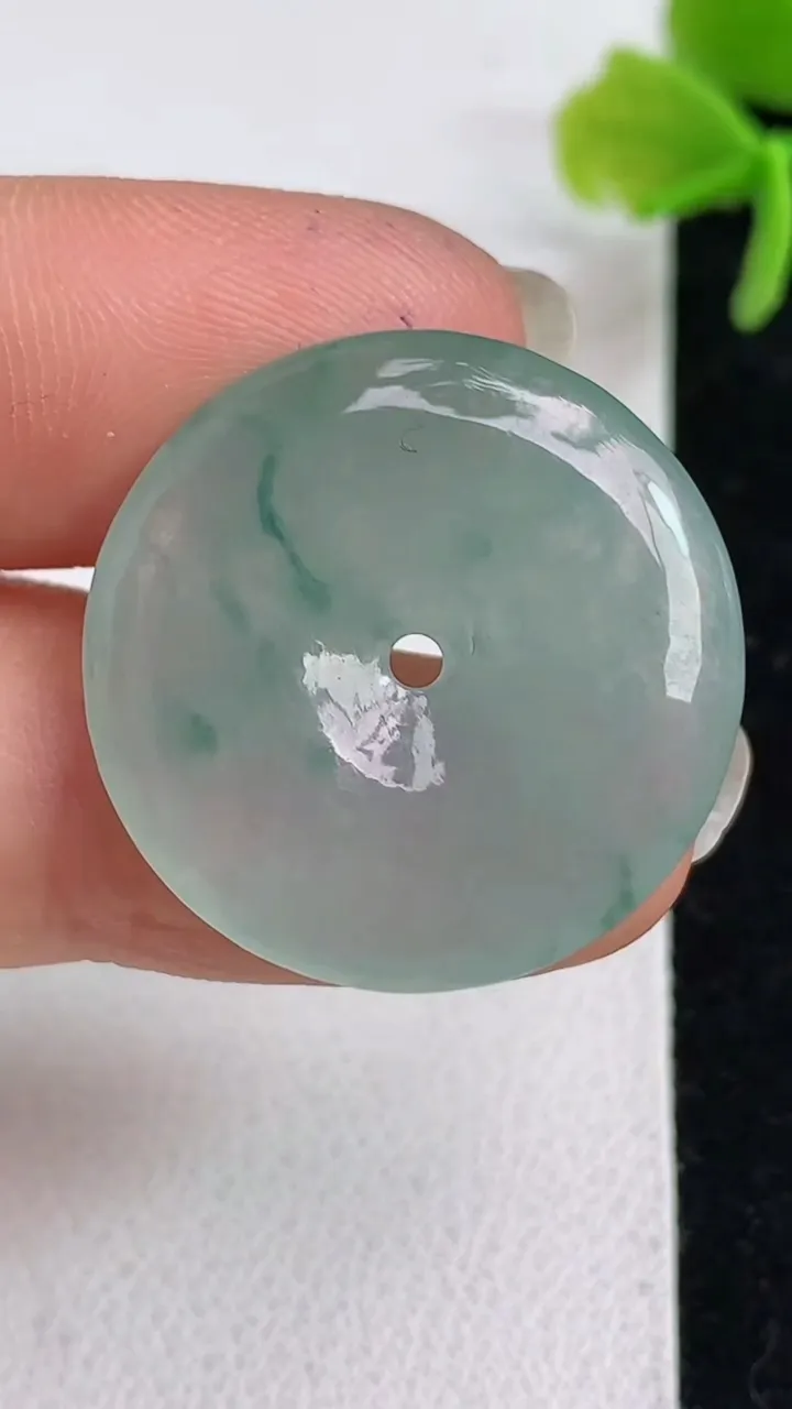 天然A货翡翠冰种飘花平安扣吊坠，尺寸24.3-4，重量:4.45g
4月24日