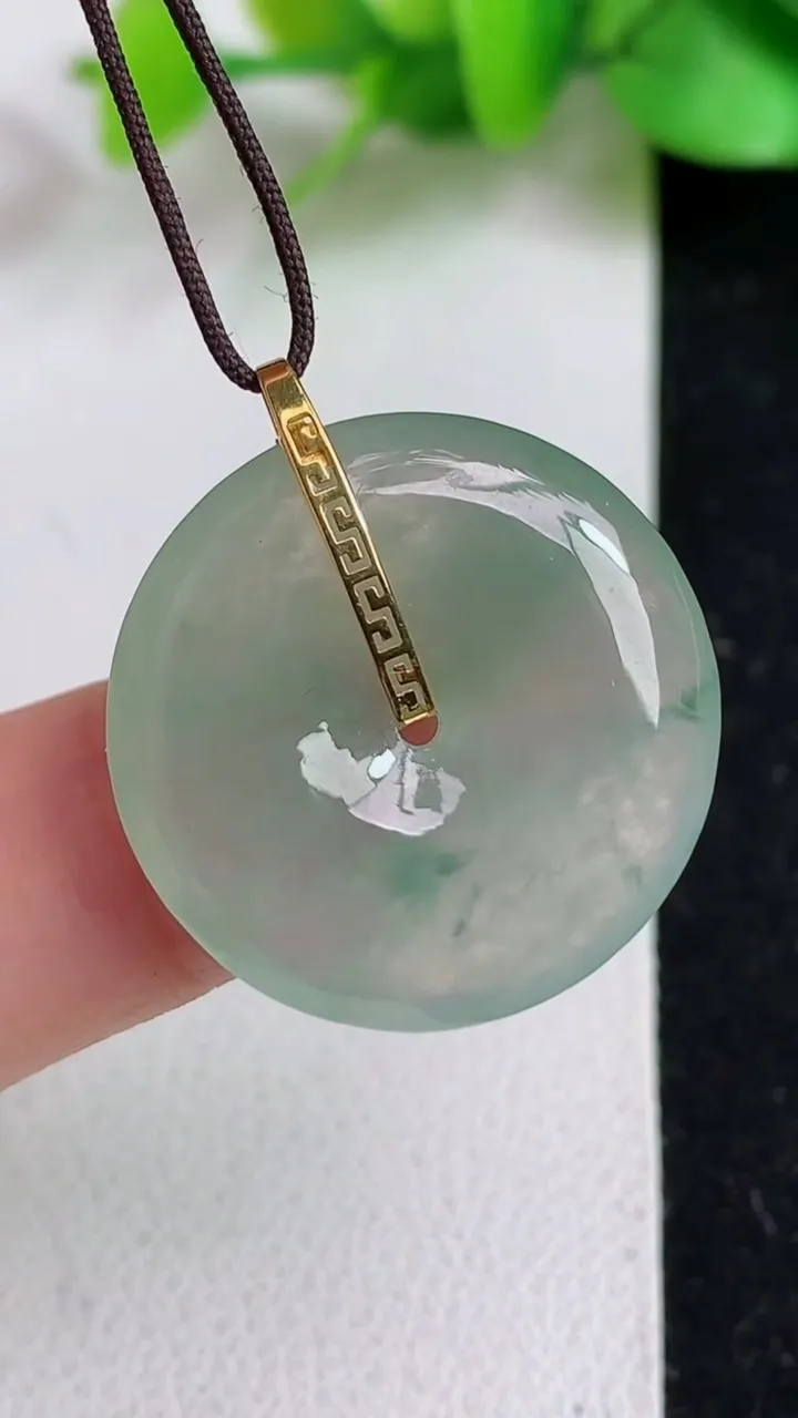 天然A货翡翠种飘花平安扣吊坠，尺寸23-4.3，重:4.85g
4月24日