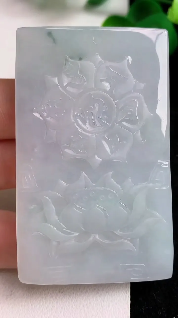 天然A货翡翠飘花普贤菩萨吊坠，尺寸66-41.2-8.8，重:49.94g
4月24日