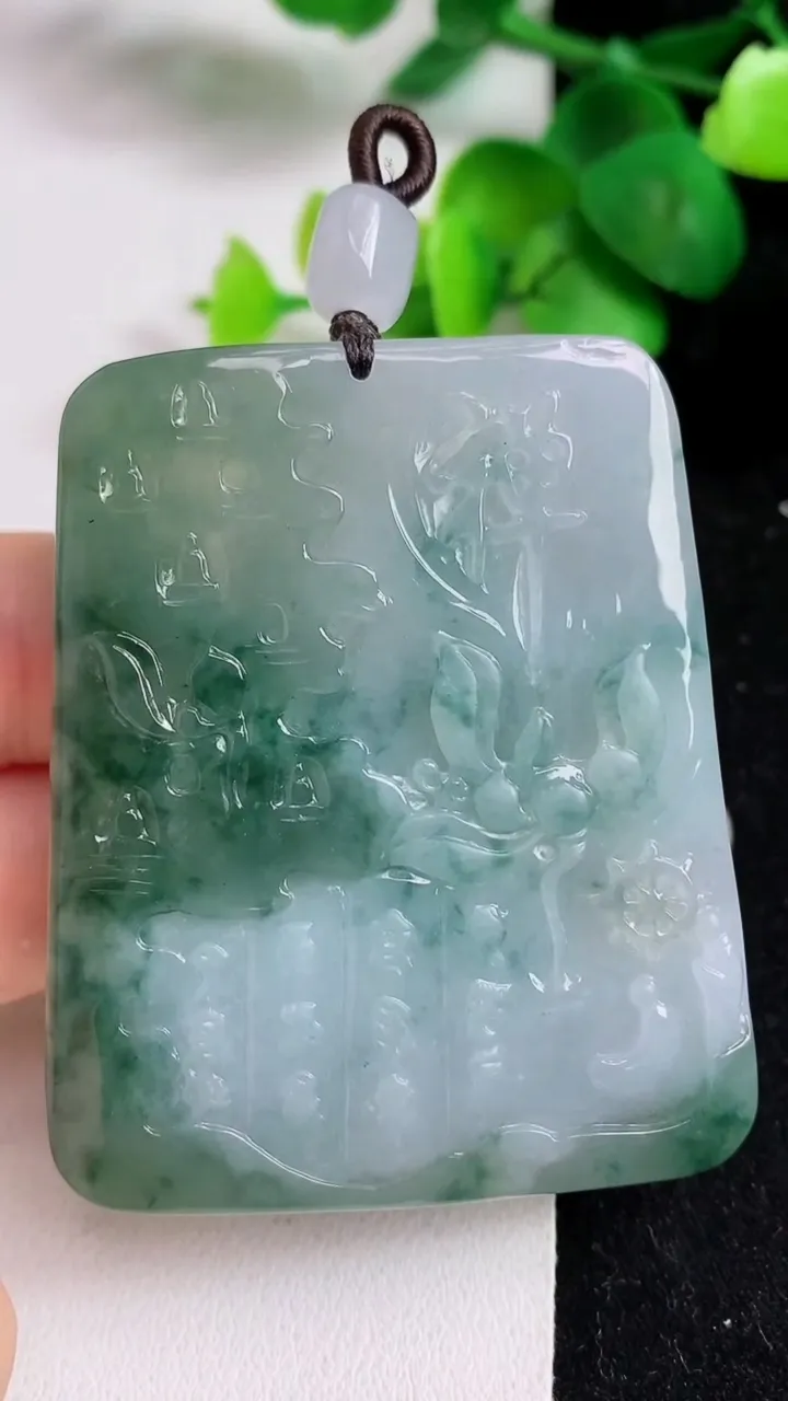 天然A货翡翠飘花虚空藏菩萨吊坠，尺寸55.8-46.4-12，重:68.06g
4月24日