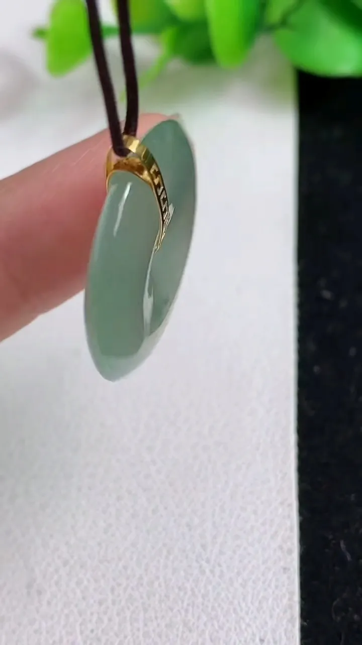 天然A货翡翠种飘花平安扣吊坠，尺寸23-4.3，重:4.85g
4月24日