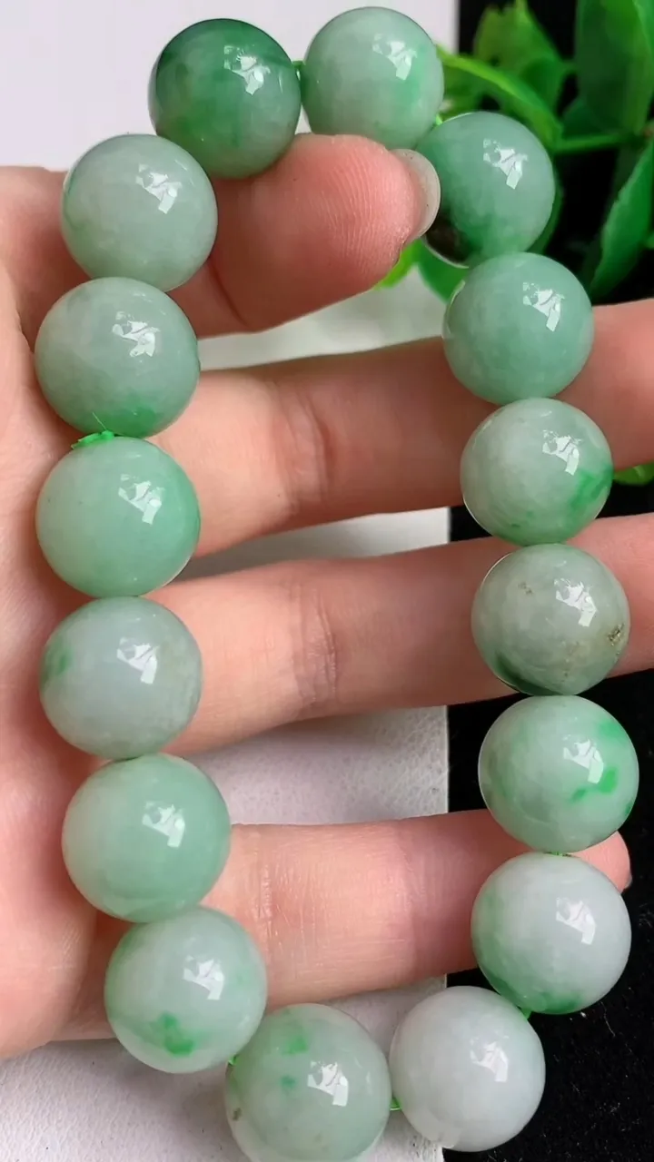 天然A货翡翠圆珠手串，尺寸12.8，重:55.98g4月24日
工厂直销收藏佳品,种好水足，色泽均匀