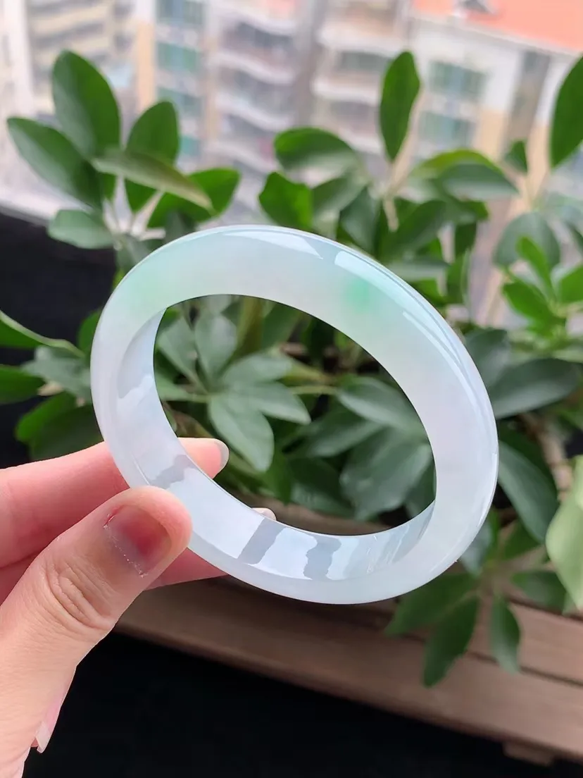 天然A货翡翠飘绿正装正圈手镯59-60大圈口尺寸59.7×14.4×8mm 重量67.80g 0420