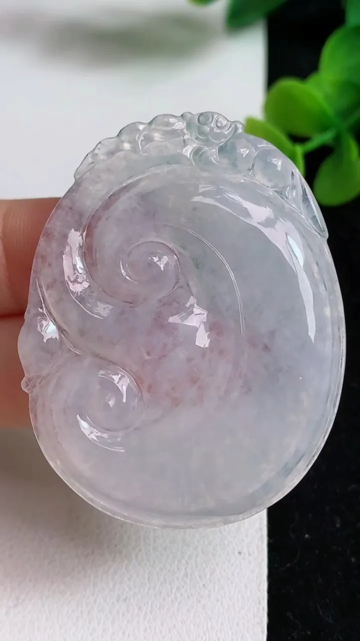 天然A货翡翠冰种白月光如意吊坠，尺寸49.8-39.3-4.7，重量:15.54g
4月24日