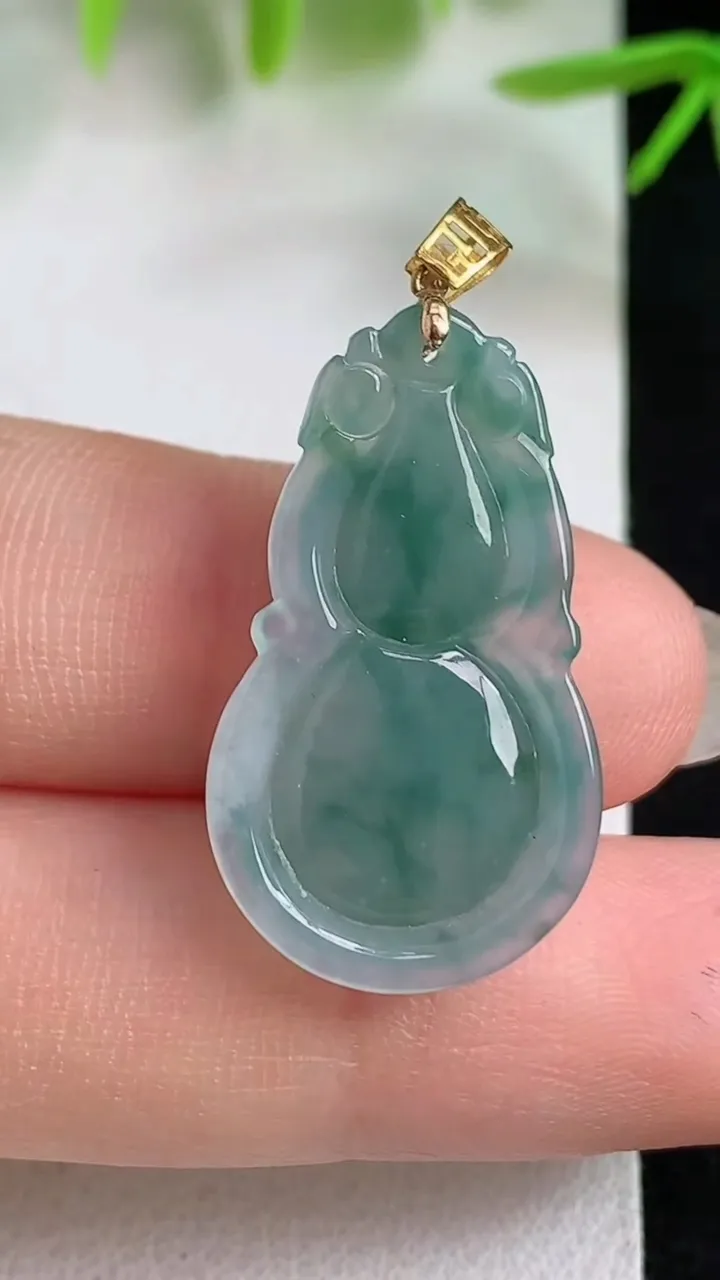 天然A货翡翠k金飘花葫芦吊坠，尺寸27.5-15.8-5.8，重量:3.87g
4月25日
