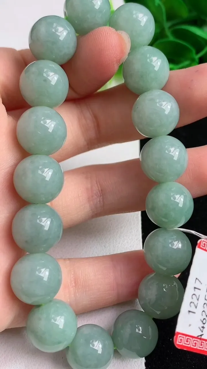 天然A货翡翠圆珠手串17颗，尺寸12.5，重量:55.70g4月25日
工厂直销收藏佳品,种好水足，