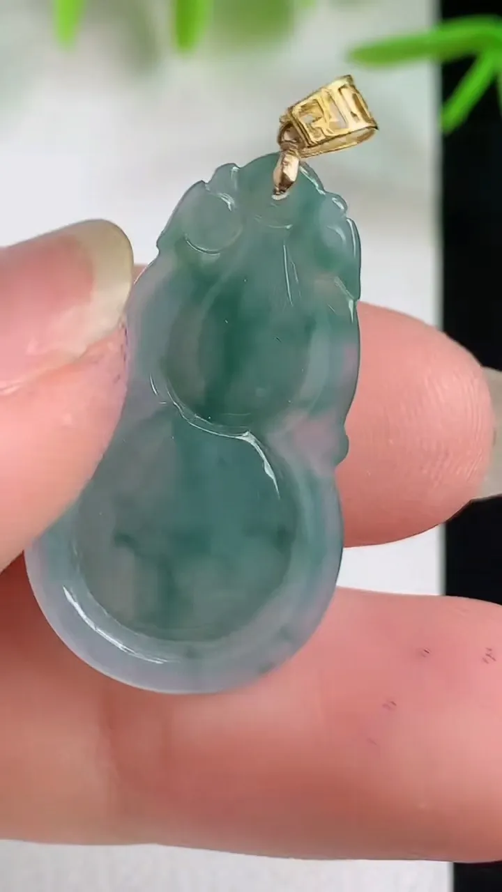 天然A货翡翠k金飘花葫芦吊坠，尺寸27.5-15.8-5.8，重量:3.87g
4月25日