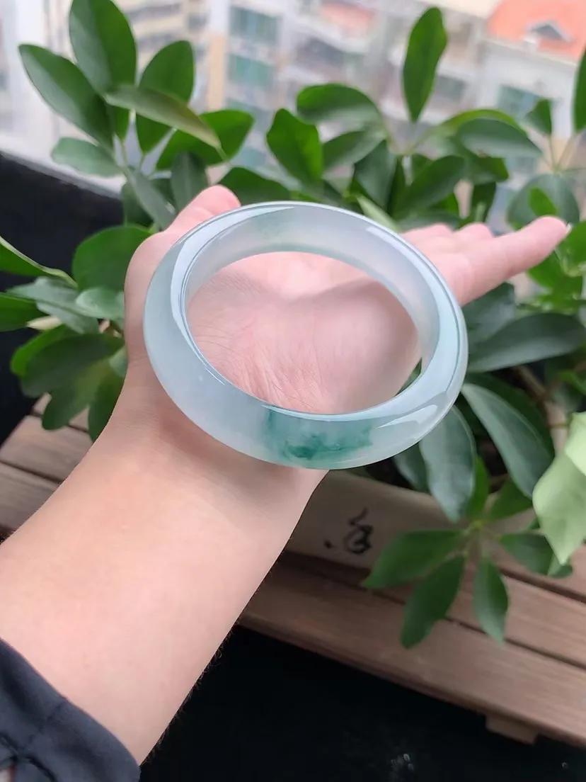 天然A货翡翠飘花厚装正装正圈手镯57-58圈口 尺寸57.5×12.7×9.3mm 重量69.90g 0420