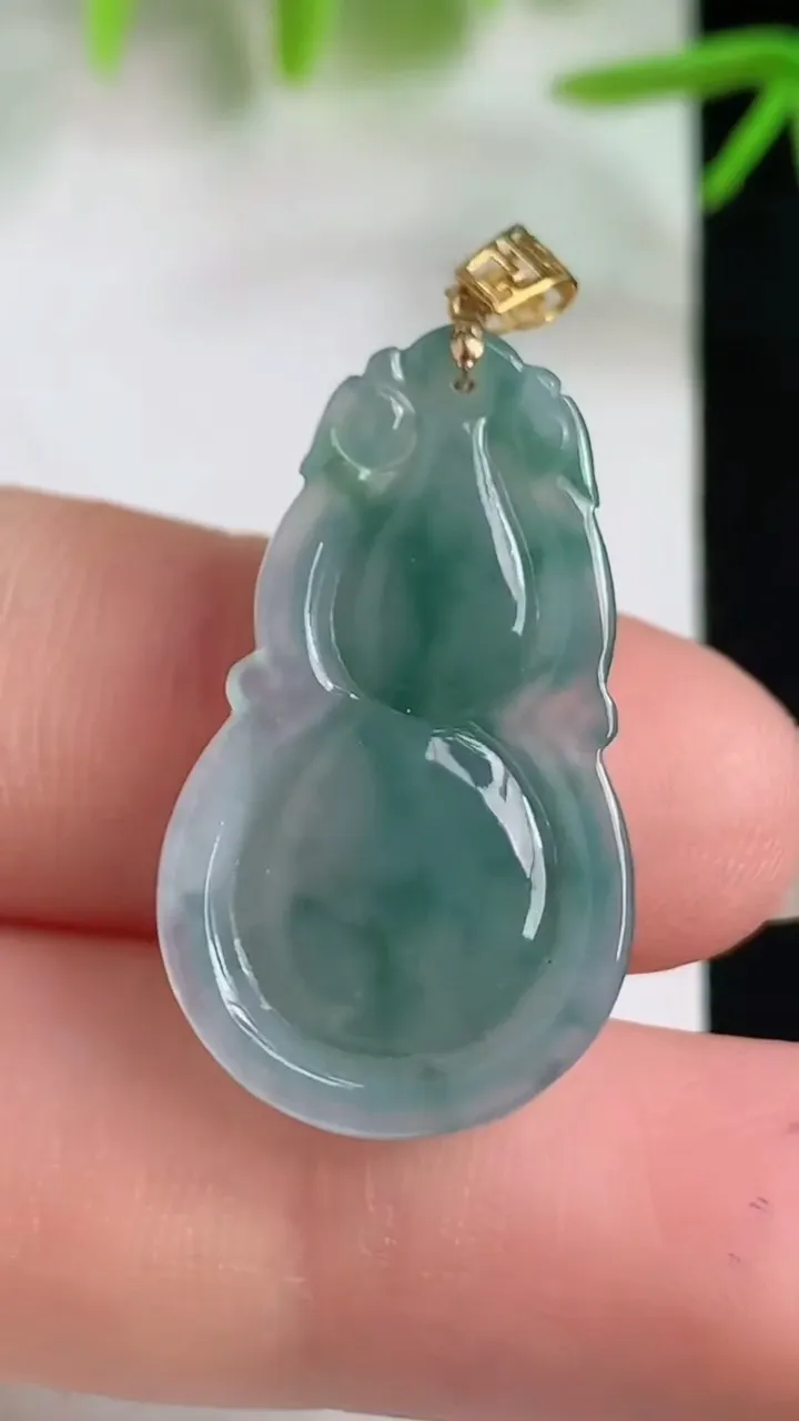 天然A货翡翠k金飘花葫芦吊坠，尺寸27.5-15.8-5.8，重量:3.87g
4月25日