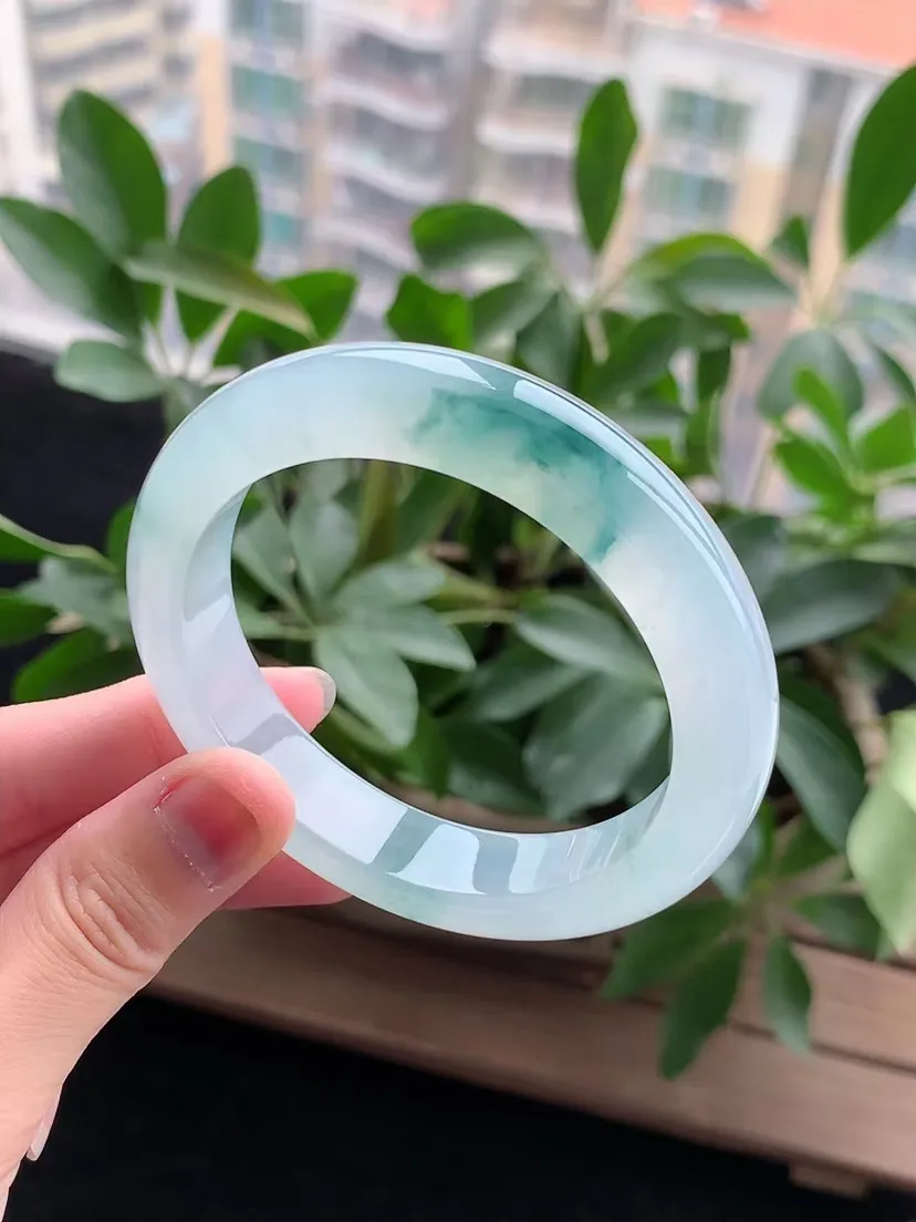 天然A货翡翠飘花厚装正装正圈手镯57-58圈口 尺寸57.5×12.7×9.3mm 重量69.90g 0420