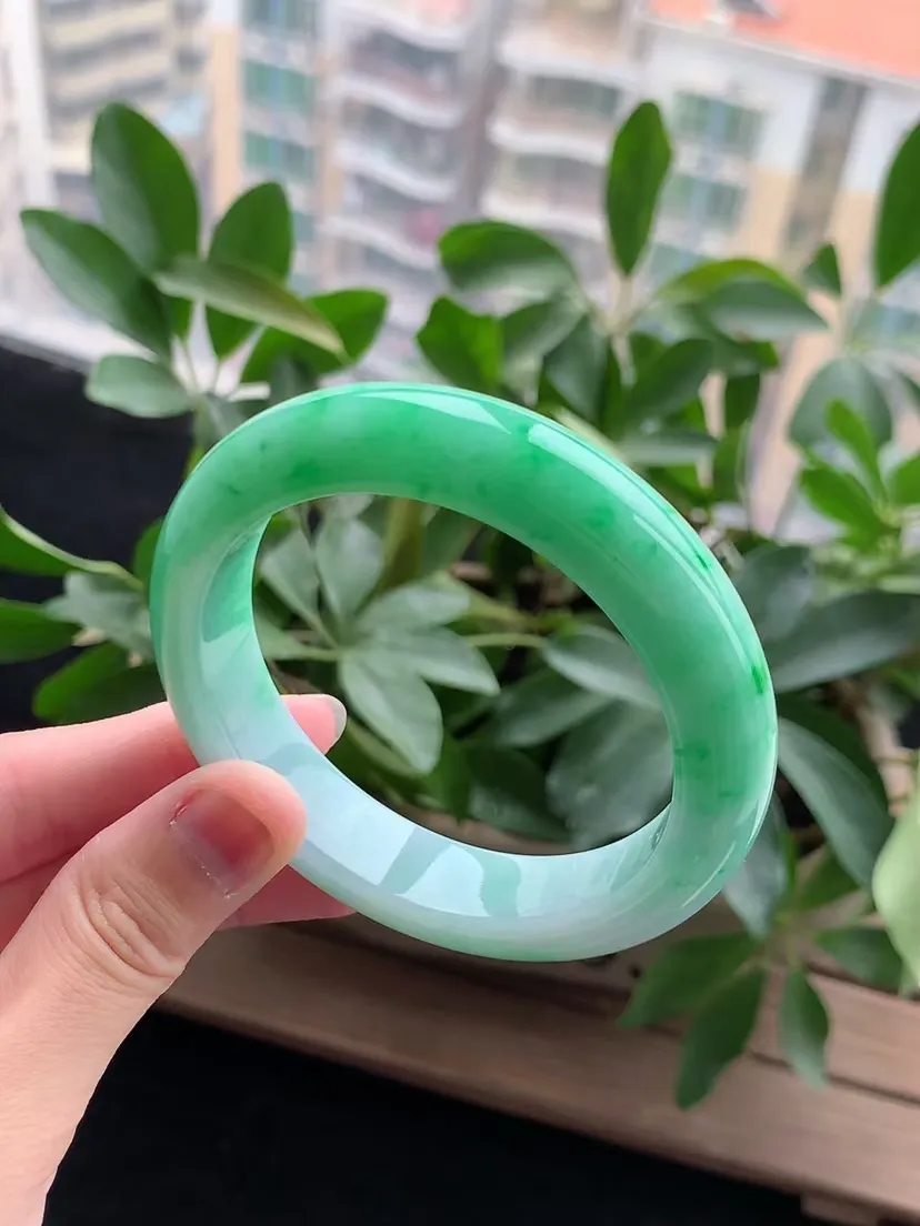 天然A货翡翠飘绿半山半水正装正圈手镯57-58圈口尺寸57.7×13×9.4mm 重量73.26g 0420