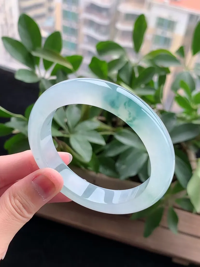 天然A货翡翠飘花厚装正装正圈手镯57-58圈口 尺寸57.5×12.7×9.3mm 重量69.90g 0420