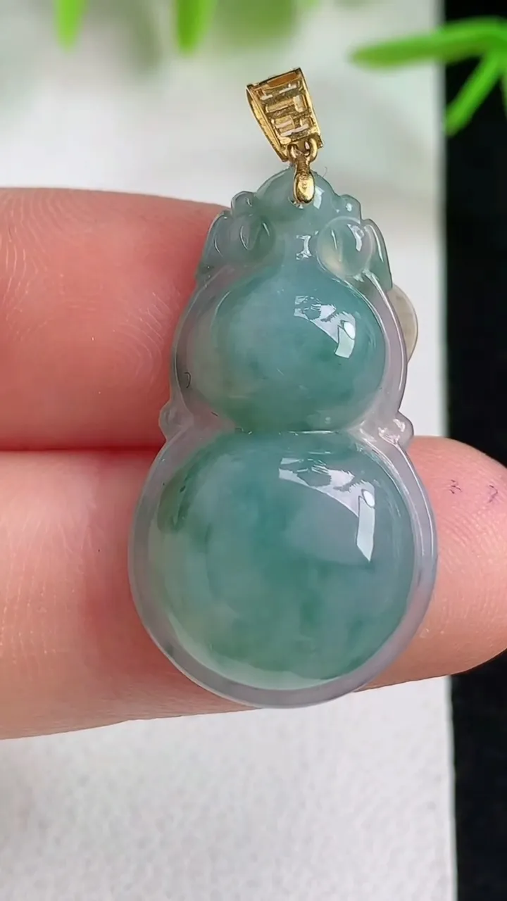 天然A货翡翠k金飘花葫芦吊坠，尺寸27.5-15.8-5.8，重量:3.87g
4月25日