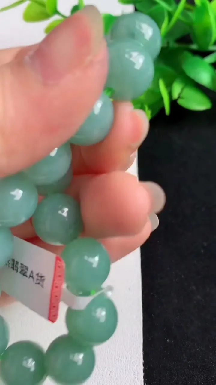 天然A货翡翠圆珠手串17颗，尺寸11.8，重量:45.32g4月26日
工厂直销收藏佳品,种好水足，色泽均匀，有种有色，上手高大气！