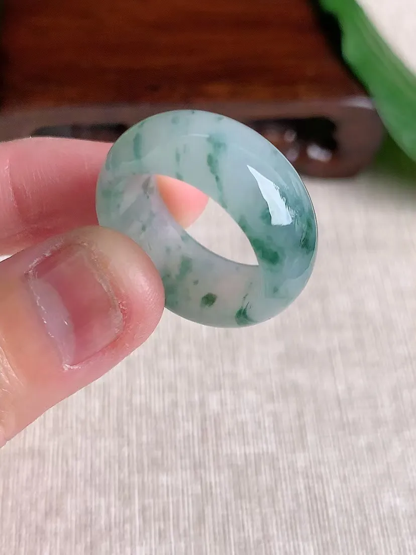 天然A货翡翠飘花素面扳指  尺寸19×10.2×3.8mm 重量7.55g 0423