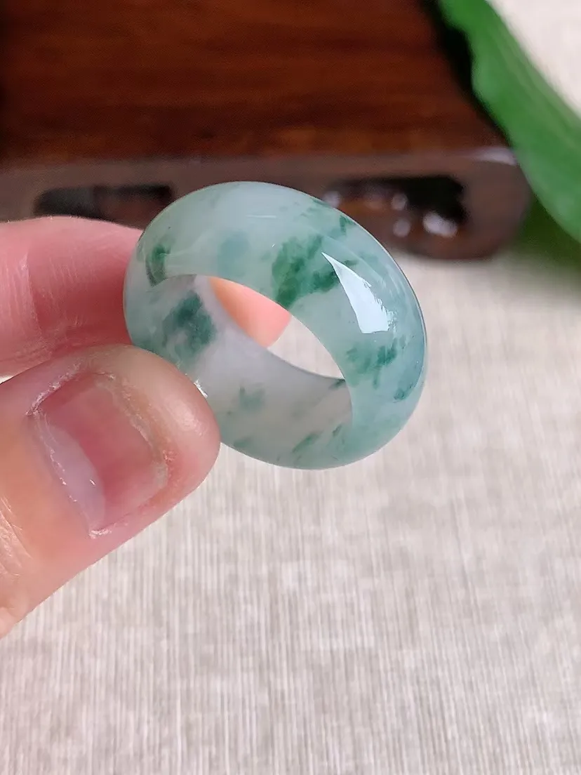 天然A货翡翠飘花素面扳指  尺寸19×10.2×3.8mm 重量7.55g 0423