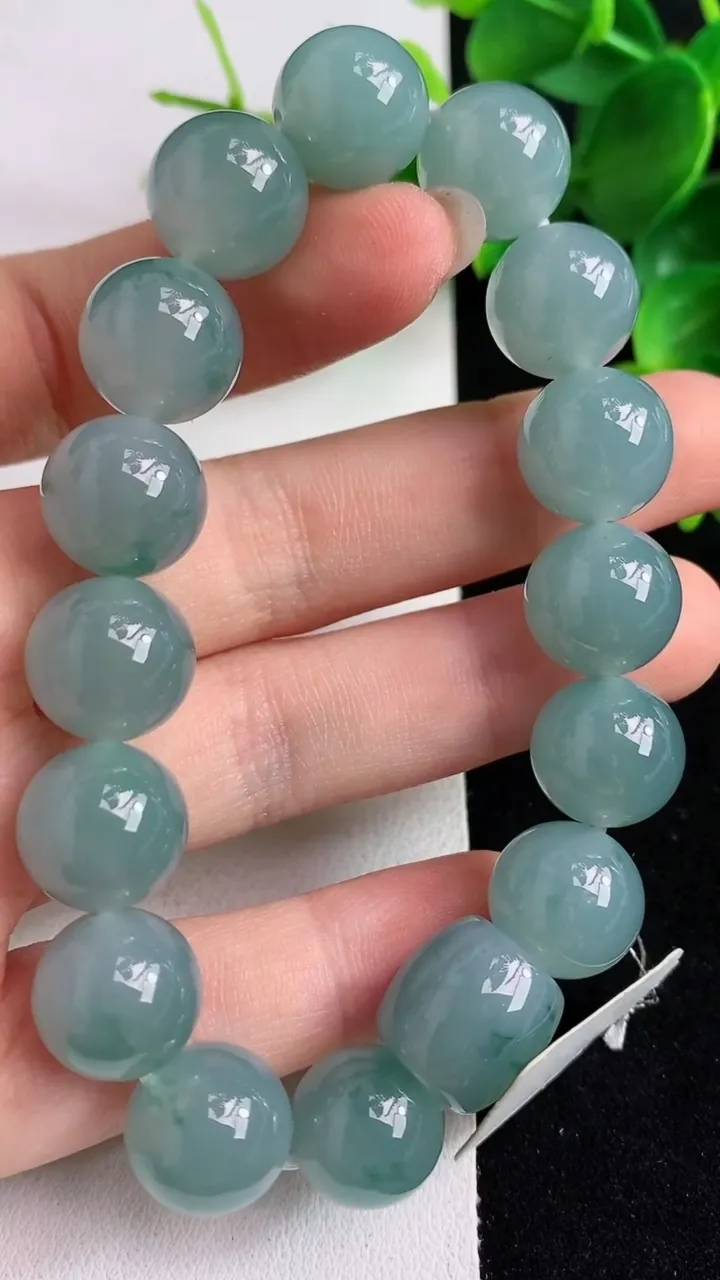 天然A货翡翠圆珠手串16颗，尺寸12.4，重量:52.38g4月26日
工厂直销收藏佳品,种好水足，色泽均匀，有种有色，上手高大气！